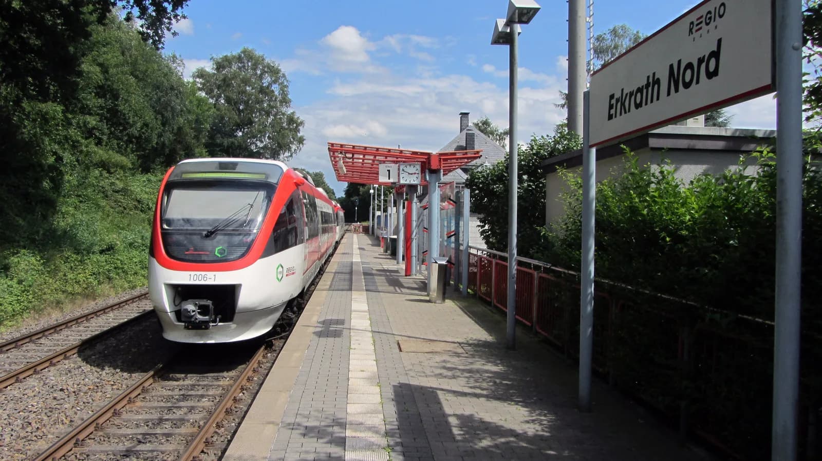 Regiobahn-Triebwagen am Haltepunkt Erkrath Nord