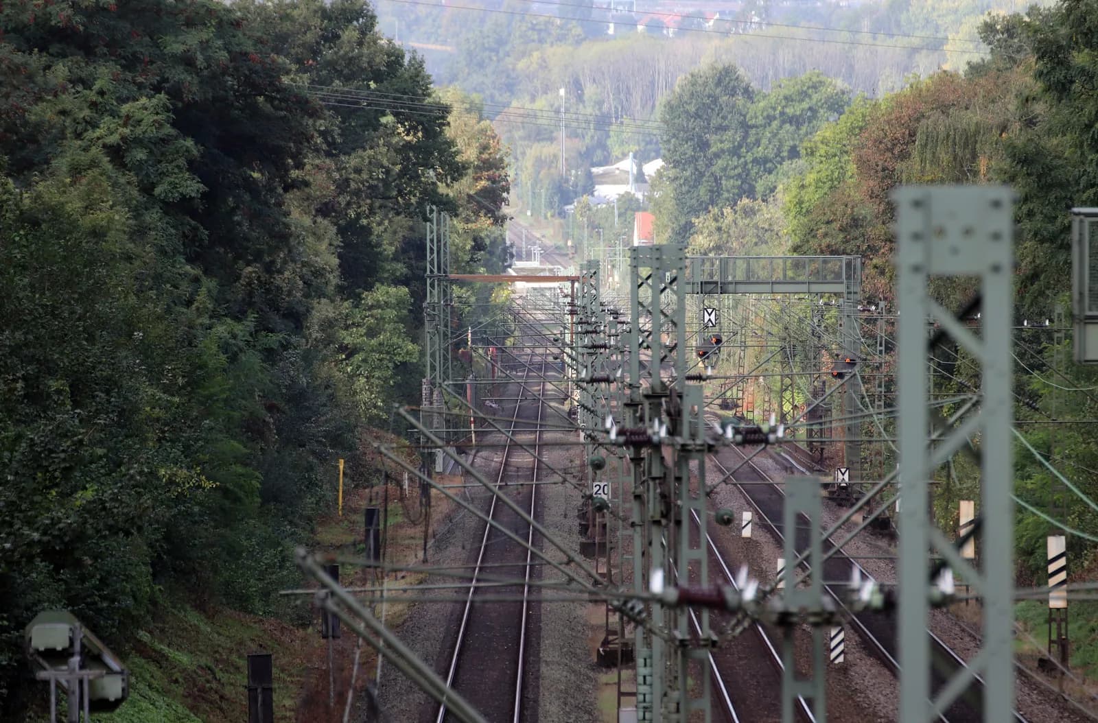 Gleise der Steilrampe Erkrath–Hochdahl mit Blick Richtung Düsseldorf